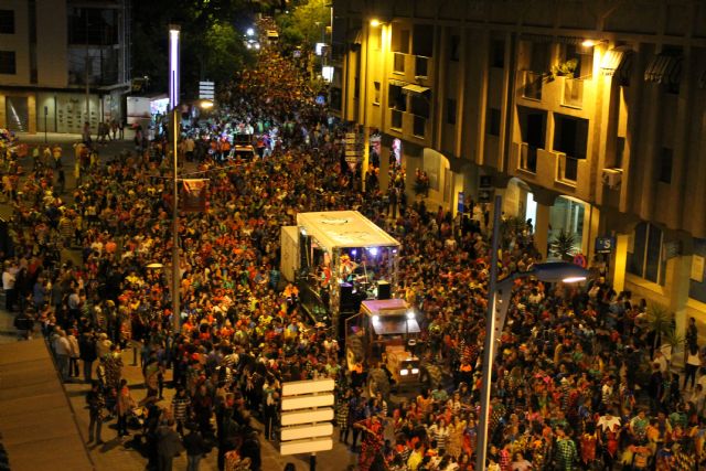 Miles y miles de vecinos participan en el Pasacalle Nocturno de Corremayos