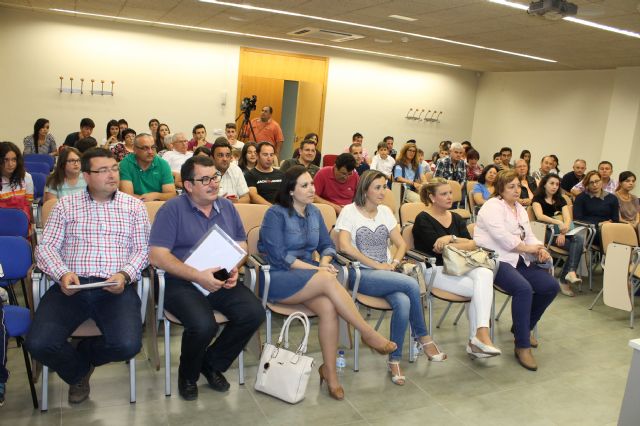 La III Jornada de Empleo y Emprendimiento premia los programas de emprendimiento desarrollados en el CEIP Ginés Díaz y en el IES Miguel Hernández