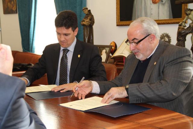 El Ayuntamiento de Alhama de Murcia ha firmado con la UCAM un acuerdo de colaboración para contribuir al desarrollo económico y sostenible del municipio