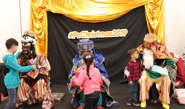 Casi un centenar de niños que participan en programas de la Asociación Columbares reciben la visita de los reyes magos en PcComponentes