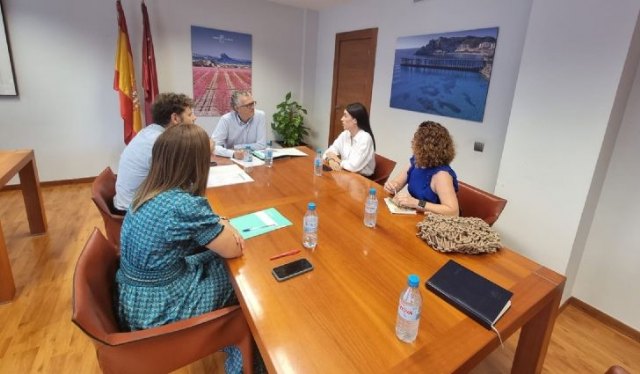 La alcaldesa, María Cánovas, se reúne con el consejero de Salud