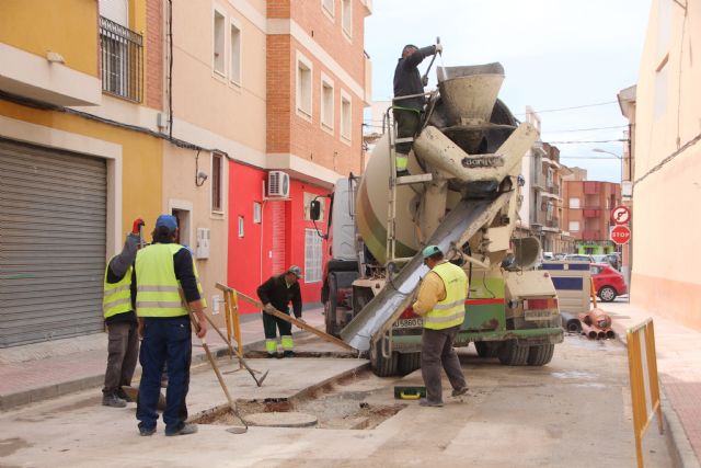 Comienzan las obras de plataforma única en la calle Parricas y renovación de redes de agua y saneamiento en la avenida España