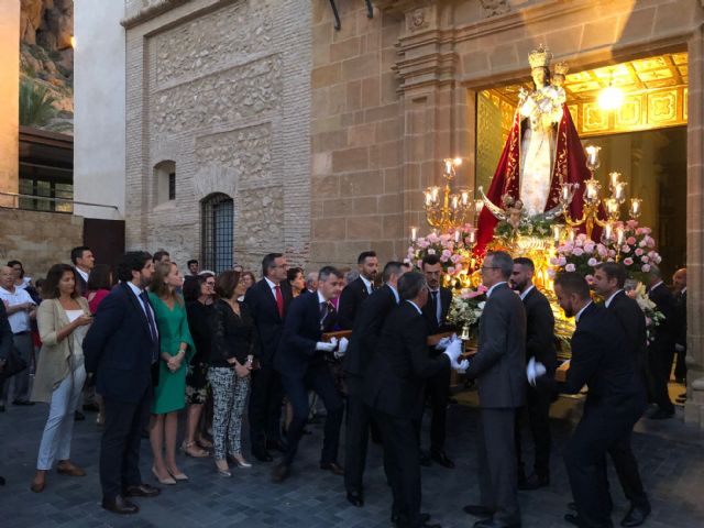 López Miras asiste en Alhama de Murcia a la procesión en honor a la Virgen del Rosario