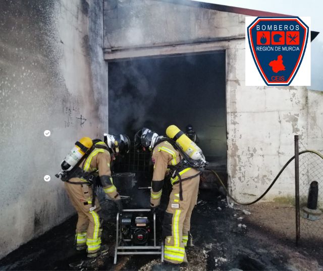 Bomberos apagan incendio declarado en instalaciones de una empresa de piensos en Alhama de Murcia	