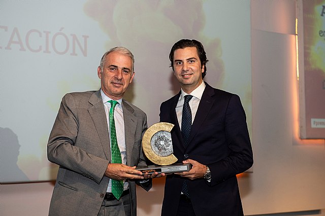 Pablo Lorente, CFO de Grupo Fuertes recibe el premio de manos de Javier García-Garzón, Dtor. De Canal de HP