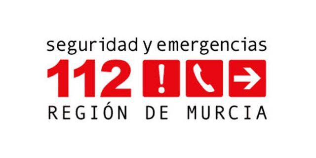 Servicios de emergencia liberan, atienden y trasladan al hospital a un herido en accidente de tráfico en Alhama de Murcia