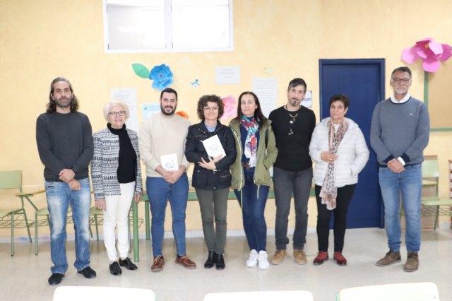 Los alumnos del grupo de escritura CEA Bajo de Guadaletín presentan su libro 'Poesía para la vida'