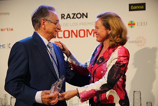 El presidente de Grupo Fuertes, Tomás Fuertes, recibe el premio 'Empresario del año' de manos de la ministra de Economía y Empresa en funciones Nadia Calviño, por su Trayectoria Profesional