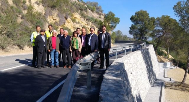 La carretera que une Alhama de Murcia con Pliego mejora su seguridad al repararse el firme y construir un muro