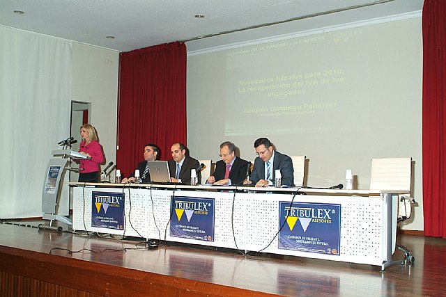 En la primera parte de la Jornada los profesionales de Triubulex expusieron las novedades de la empresa para 2010 a todos sus clientes y amigos