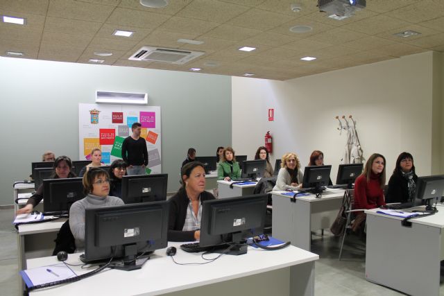 Las mujeres comienzan un nuevo curso de informática