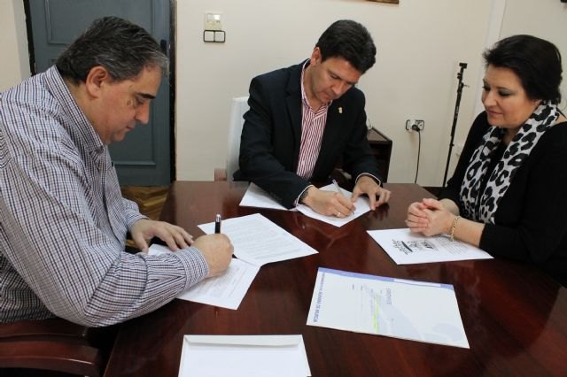Foto firma convenio con Cruz Roja