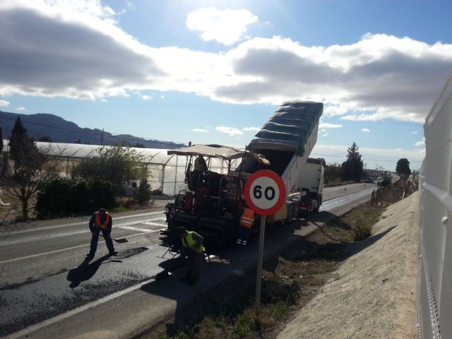 Ya ha sido reparada la antigua carretera de Cartagena y la próxima semana se parchearán las principales calles del centro urbano