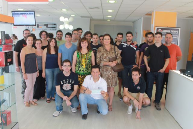 Los trabajadores del Departamento de Atención al Cliente de la empresa alhameña PC Componentes entregan parte de sus ganancias al Ayuntamiento para ayudar a familias necesitadas