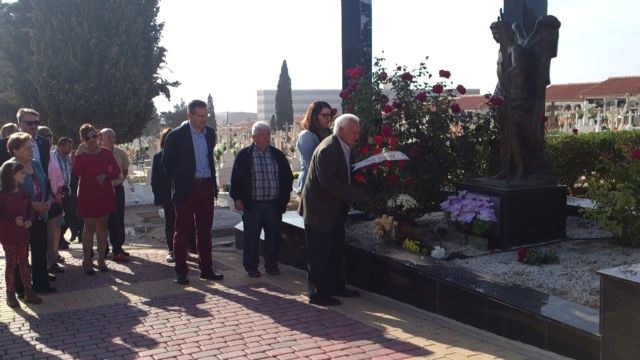 Los socialistas alhameños depositaron un ramo de rosas en la fosa común del cementerio