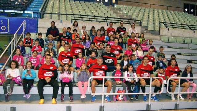 El CEIP Ricardo Codorniú visita a ElPozo Murcia para darle suerte en la Copa