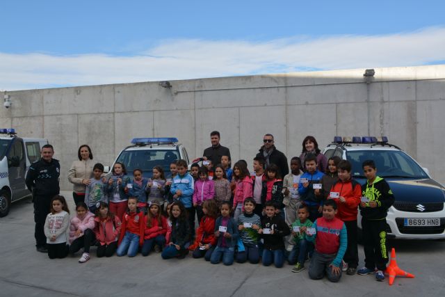 Los escolares de la localidad se acercan a la figura del policía local