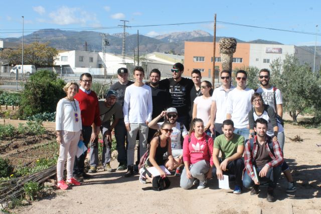 Alumnos de la UCAM visitan los huertos ecológicos