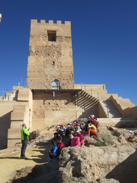 Varios colegios e institutos visitan el Museo Arqueológico Los Baños y la fortaleza del Castillo
