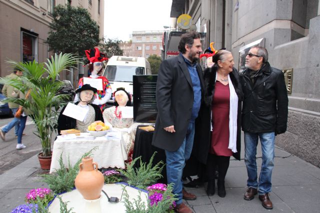 El alcalde de Alhama de Murcia, Alfonso Fernando Cerón Morales, ha distinguido a los actores TERELE PÁVEZ, ENRIQUE VILLÉN Y CAROLO RUIZ, con el título de EMBAJADORES DE LAS FIESTAS DE LOS MAYOS DE ALHAMA DE MURCIA