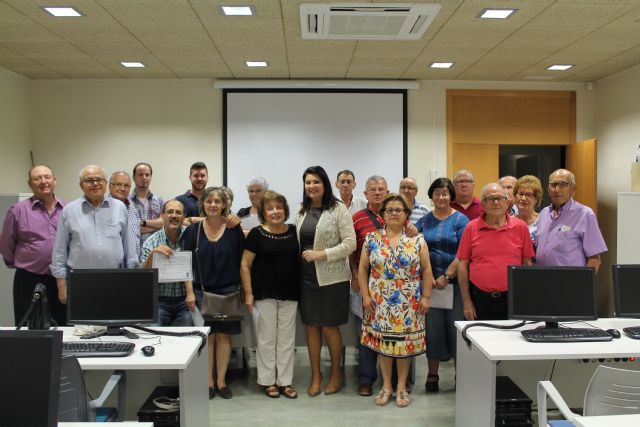 Los mayores terminan el curso del taller de informática