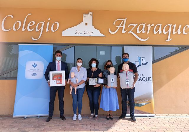 La Fundación de Trabajadores ElPozo dota de un desfibrilador al colegio Azaraque de Alhama