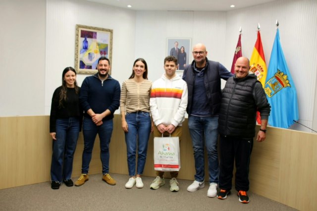 El Ayuntamiento de Alhama de Murcia recibe al nadador Pedro Ruano, campeón nacional de mariposa