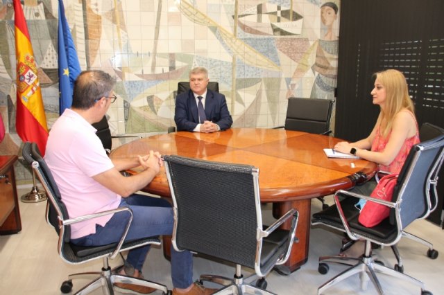 El Gobierno local se reúne con la asociación de comerciantes para escuchar sus reivindicaciones tras el fin del estado de alarma