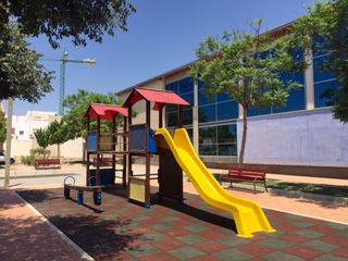 Nuevos pavimentos en la zona de juegos del Parque de la Cubana, parque de la Piscina cubierta y acceso al Centro de Salud