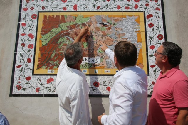 Un nuevo mural de cuerda seca hecho por los propios vecinos decora la entrada a la pedanía de Gebas