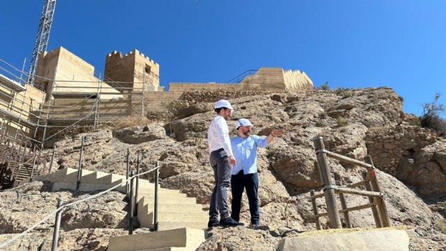 El director general de Patrimonio Cultural visita el Castillo de Alhama de Murcia