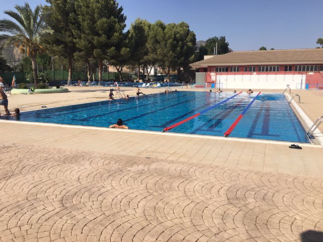 La piscina de verano, en plena actividad durante el mes de agosto
