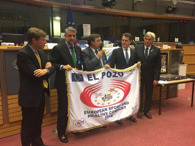 ELPOZO ALIMENTACIÓN recoge la bandera que la acredita como Empresa Europea del Deporte y la Salud