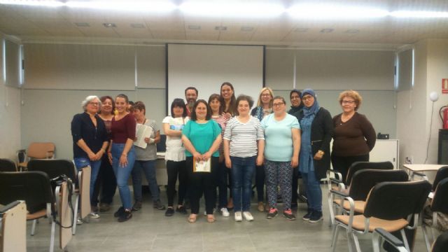 Una quincena de vecinas se forma para el cuidado de personas mayores dependientes
