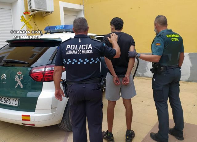 La Guardia Civil detiene a dos jóvenes y violentos delincuentes por el atraco a una gasolinera en Alhama de Murcia