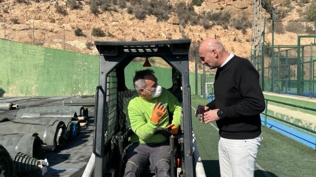 Comienza el cambio de césped en la pista de fútbol del polideportivo El Praíco