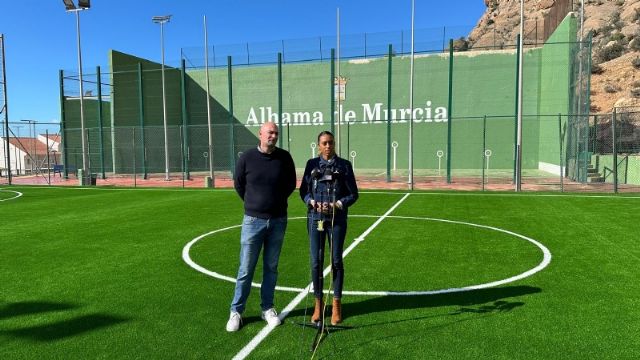 Mejoras en el campo de fútbol de El Praíco con la instalación de un nuevo césped