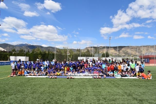 Eva Navarro visita Alhama de Murcia junto a la Fundación Primafrio en un clínic deportivo