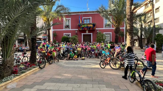 Más de un centenar de vecinos participan en “Los Mayos en Bici”, con una destacada presencia de familias y pequeños ciclistas