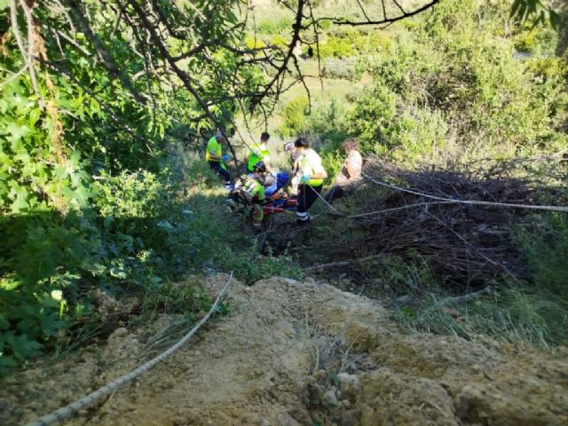 Rescatan a motorista que ha caído por un terraplén a la entrada del Berro