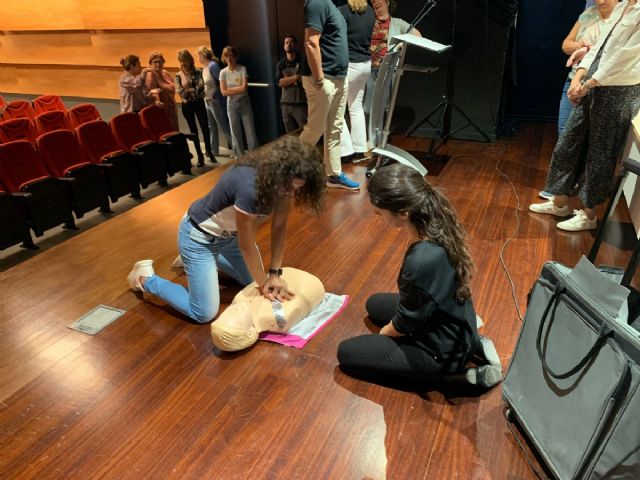 El Ayuntamiento impulsa un curso de formación en el uso de desfibriladores y reanimación cardiopulmonar para empleados municipales