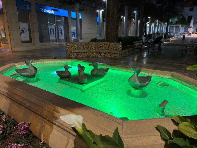 El Ayuntamiento se suma al Día Mundial de las Enfermedades Raras con un gesto simbólico en la Fuente de los Patos