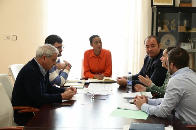 Las obras de mejora en la red eléctrica y la planificación del crecimiento urbano centran una reunión de trabajo con Iberdrola en Alhama