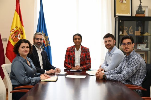 La visita del delegado del Gobierno permite al Ayuntamiento tratar asuntos urbanísticos y de interés para el municipio