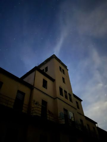 La rápida movilización de los servicios de emergencia permite extinguir un incendio en el antiguo sanatorio de Sierra Espuña