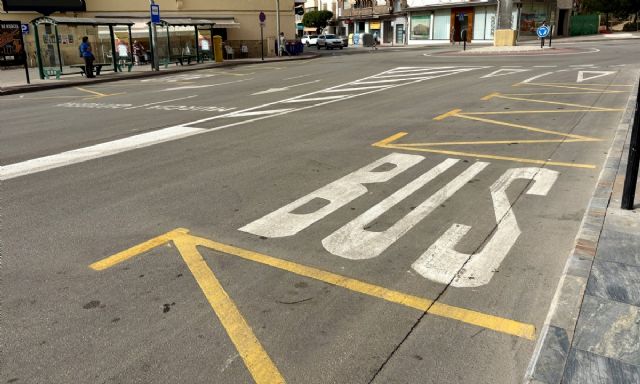 El Ayuntamiento de Alhama aprovecha el verano para renovar la señalización vial de sus calles