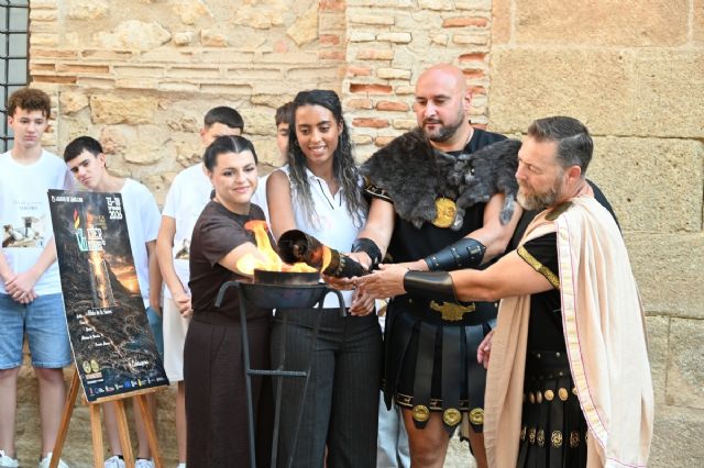 Alhama recibe por primera vez el fuego sagrado de las Fiestas de Carthagineses y Romanos