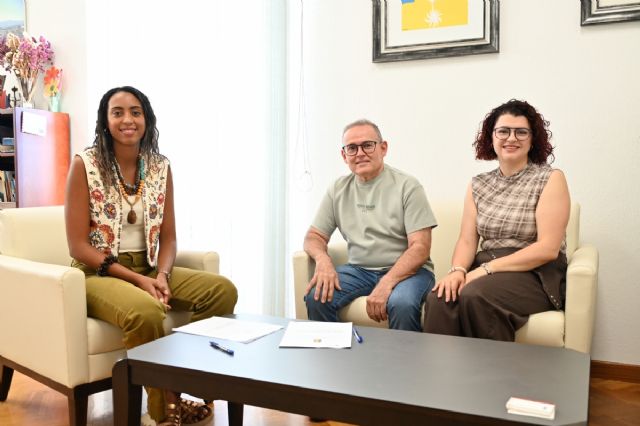 El Grupo Folklórico Villa de Alhama firma un convenio de 4.500 euros para impulsar su actividad cultural