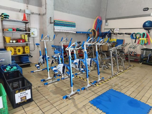 Deportes mejora el equipamiento de la piscina cubierta con cinco nuevas bicicletas acuáticas