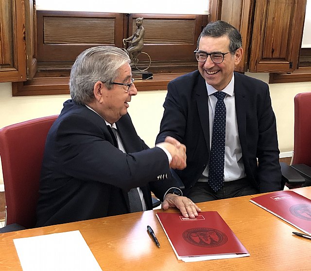 El consejero delegado de Cefusa, José Fuertes, y el rector de la Universidad de Murcia, José Luján, firman el acuerdo de colaboración para la puesta en marcha de una planta piloto de cerdos nacidos mediante técnicas de fecundación in vitro.
